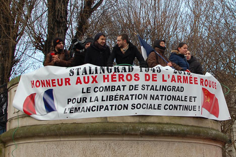 Des centaines de personnes se sont rassemblées le samedi 2 février à la place de la Bataille de Stalingrad à Paris pour le 70ème anniversaire de la  Bataille de Stalingrad. Crédit : Maria Tchobanov