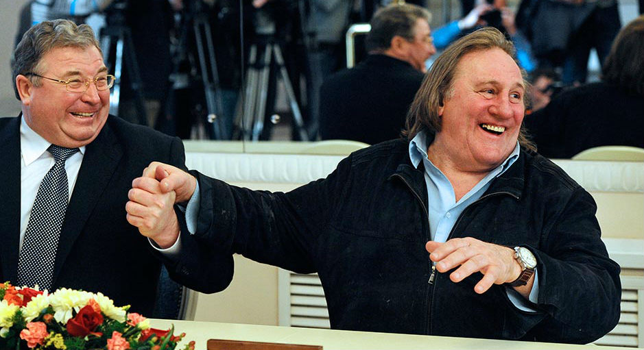 Le président de la République de Mordovie Vladimir Volkov remet à l'acteur français Gérard Depardieu un permis de résidence dans la région de Mordovie. Crédit : Itar-Tass/Stanislav Krasilnikov