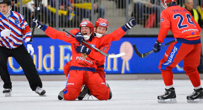 En finale du championnat du monde de bandy, l’équipe russe s’est imposée face aux Suédois 4 à 3. Crédit : АFP/East News