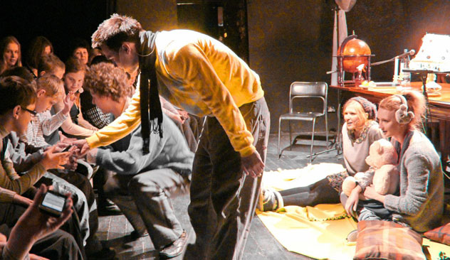 Dès après la première représentation, la troupe a compris que ce spectacle pour enfants aveugles est un genre à part, qui ne peut pas exister si tu ne t’entends pas bien avec le public. Source : service de presse