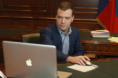Le premier ministre russe Dmitri Medvedev est l'un des twitteurs les plus acharnés. Crédit : AP
