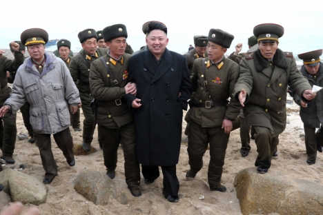 Le dirigeant de la Corée du Nord, Kim Jong-un, accompagné du personnel miitaire, près de la frontière de Mu Islet. Crédit : AP