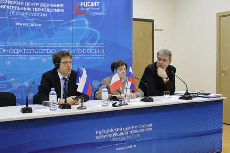 De gauche à droite : William Gilles (IMODEV), Illariya Batchilo (Institut de l’État et du Droit) et Alexandre Ivantchenko (Commission centrale électorale). Crédit photo : www.cikrf.ru