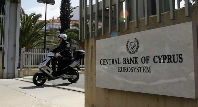 Pour éviter la catastrophe, la Banque centrale chypriote devra introduire des mesures restrictives, comme le gel des transactions ou bien la commission de retrait. Crédit : AP