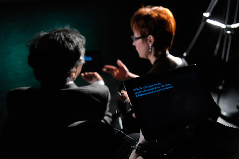 Les tablettes digitales sont distribuées à l’entrée avant la représentation. Crédit : Kirill Kalinnikov / RIA Novosti