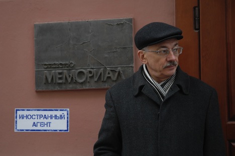 Alexandre Tcherkassov, dirigeant du centre pour les Droits de l’Homme Memorial, près de son bureau. Crédit : RIA Novosti