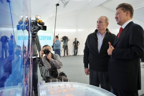 Le président russe Vladimir Poutine (à gauche ) et le directeur général de Gazprom Alexeï Miller examinent le projet de Nord Stream à la station de compression de gaz Portovaïa, en septembre 2011. Crédit : RIA Novosti / Alexeï Nikolski