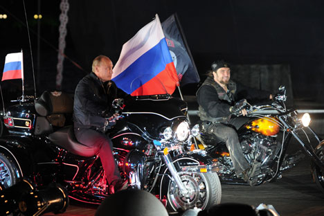 Novorossiïsk, 29 août 2011, de gauche à droite : Vladimir Poutine et le fondateur du club "Notchnye volki" Alexandre Zaldostanovyi (Le Chirurgien) lors du show international "Epiloque". Crédit : Itar-Tass/Vladimir Astapkovitch