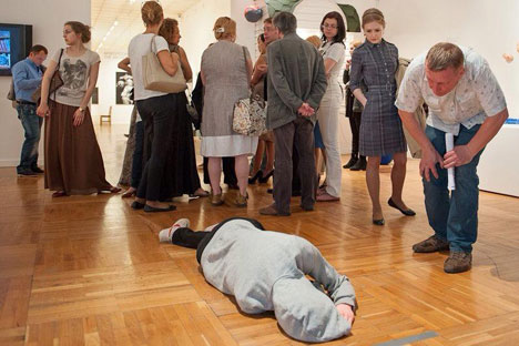 Selon un représentant de la Galerie Trétiakov, il y avait eu quelques cas où les visiteurs se sont plaints de l’œuvre qu’ils ont associé à un cadavre. Source : page Facebook d'Arseniy Zhilyaev