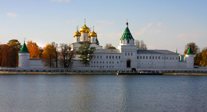 Un fois à Kostroma, ne loupez pas ses deux célèbres monastères : le monastère Ipatiev (sur la photo) et Bogoïavlenski, où sont conservées les icônes miraculeuses. Crédit : Lori / Legion Media