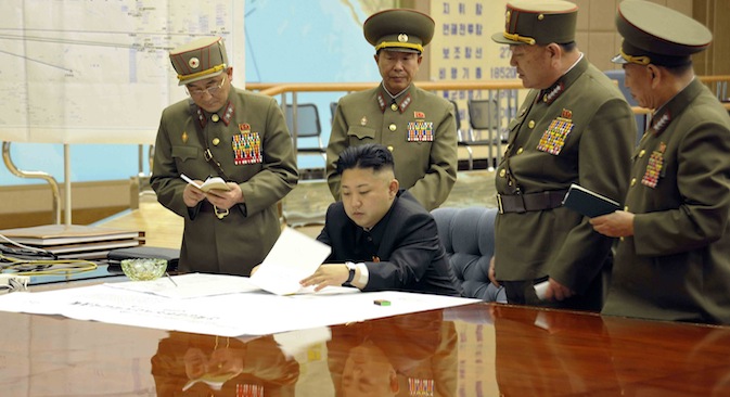Le dirigeant nord-coréen Kim Jong-un (au centre) et le personnel militaire discutent de leur stratégie. Crédit : Reuters