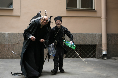 Les spectacles de rue, tout comme l'exposition, étaient consacrées aux poubelles : des centaines d'acteurs ont endossé des costumes faits de bouteilles en plastique, sacs et emballages. Crédit : Natalia Pietra/RG