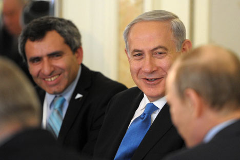 V. Poutine (de dos) et B. Netanyahu à Sotchi. Crédit photo : Photoshot/Vostock-photo