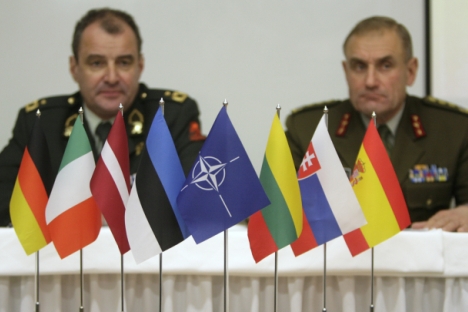Bien que les positions russe et américaine (et de l'OTAN) divergent fortement dans le domaine juridique, on observe cependant pour la première fois un rapprochement dans le domaine pratique. De g. à dr.: Le chef d'état-major de l'armée estonienne Ant
