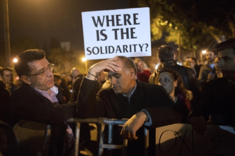 Effets de la crise : À Chypre, beaucoup sont descendus dans les rues pour protester contre la fermeture des banques pendant deux semaines et les « coupes » dans leurs épargnes. Crédit : Getty Images