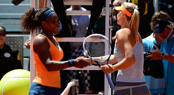 La Russe Maria Sharapova (à dr.) serre la main à l’Américaine Serena Williams à l’issue de la finale de Madrid Masters à Madrid, le 12 mai, 2013. Williams a gagné le match 6-1, 6-4. Crédit : AFP Photo/Javier Soriano