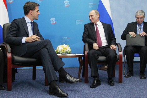 Lors du SPIEF-2013, le président russe Vladimir Poutine (2e à droite) s'est entretenu avec Premier ministre des Pays-Bas Mark Rutte (à gauche). Crédit : Konstantin Zavarzine/RG