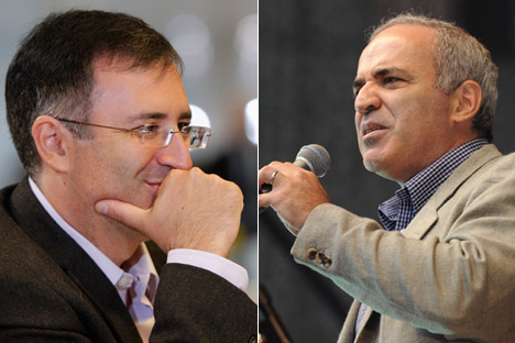 Sergueï Gouriev, un des économistes russes les plus réputés (à g.) et  le champion d’échecs et opposant russe Garry Kasparov (à dr.). Crédit : Reuters / Itar-Tass