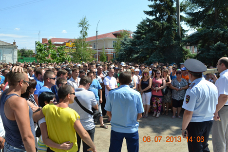 Amigos e familiares de Marjanov se reuniram na praça da Catedral de Pugatchiov para vingar o assassinato do jovem Foto: RIA Nóvosti