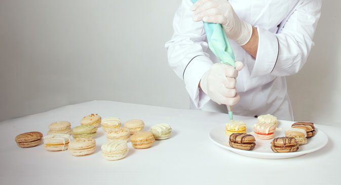 Parmi les recettes recommandées par le site figurent du chocolat noir avec des roses de massepain, des coquerets et des goyaves, ainsi que des macarons à rose et à thé vert. Source : Service de presse