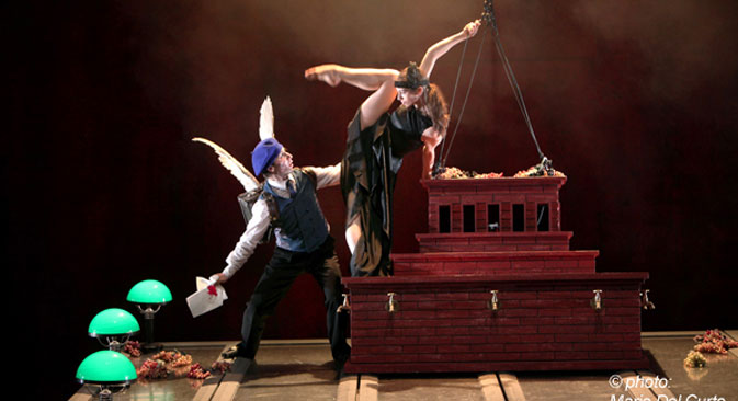 Une scène du spectacle Syndrome d’Orphée d’après les œuvres de Cocteau et Maïakovski. Crédit photo : Mario del Curto /  www.chekhovfest.ru