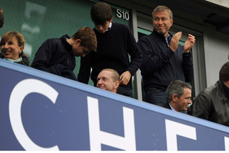 Roman Abramovitch reste propriétaire du Club londonien de Chelsea pour lequel il a dépensé plus de 120 millions de livres. Crédit : Reuters/Vostock Photo
