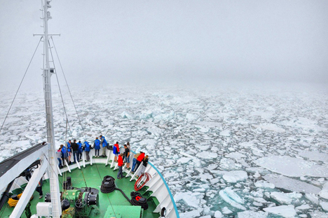 Das Bildungsprojekt „Schwimmende Arktische Universität“ ermöglicht es jungen Wissenschaftlern, die Arktis zu erforschen. Foto: Pressebild