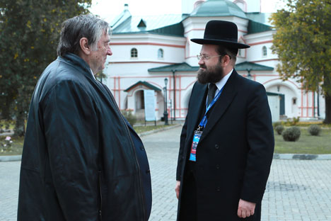 Publicist Alexander Prokhanov(L) met a rabbi Aaron Gurevich. Source: Anton Denisov/RIA Novosti