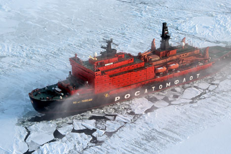 Les brise-glaces nucléaires ont transformé le passage du Nord-Est en une route maritime bien développée en rendant possible la navigation tout au long de l’année dans l’Arctique de l’Ouest. Crédit : Itar-Tass