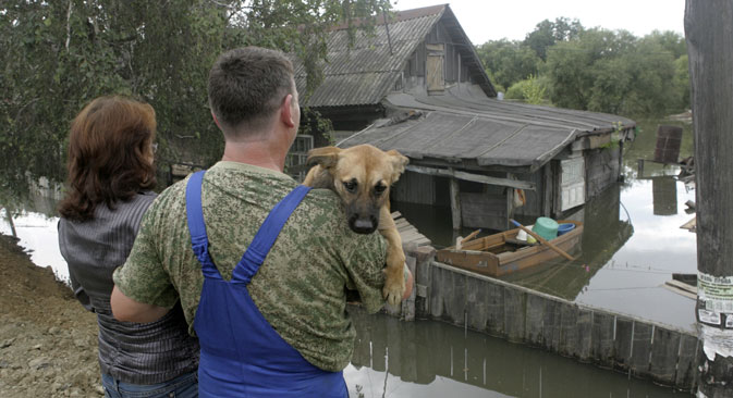 Des artistes célèbres et des personnalités publiques venaient pour parler au téléphone avec les victimes de l’inondation. Crédit : AP