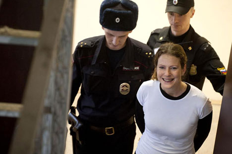 Após pagamento de fiança, a bióloga gaúcha ganha liberdade provisória. Ela foi a primeira do grupo a deixar o Centro de Detenções em São Petersburgo Foto: AFP / EastNews