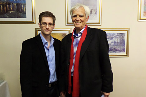 Edward Snowden (à gauche) et le député vert Hans-Christian Strebel. Crédit : AFP/East News