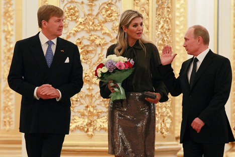 Le président russe Vladimir Poutine (à dr.) accueille le roi des Pays-Bas Willem-Alexander et la reine Maxima. Crédit : Reuters