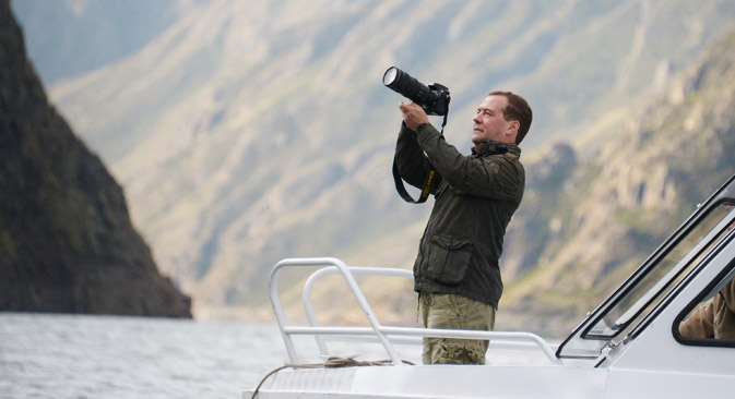 Le premier ministre russe Dmitri Medvedev est passionné de photographie. Crédit : AP