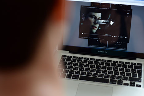 Pour obtenir la suspension d'un site web, il suffirait alors de poster des informations tombant sous le coup de la loi depuis un faux compte crée pour l'occasion. Crédit : Alexandre Kriajev / RIA Novosti