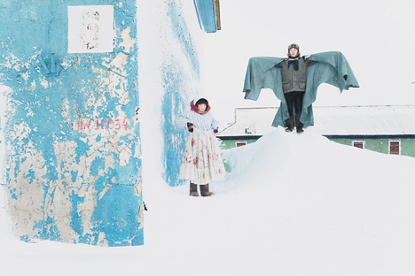 Entre blanc intégral et couleurs nuancées, Evguenia Arbugaeva expose les glaces de son enfance. Crédit : Evgenia Arbugaeva