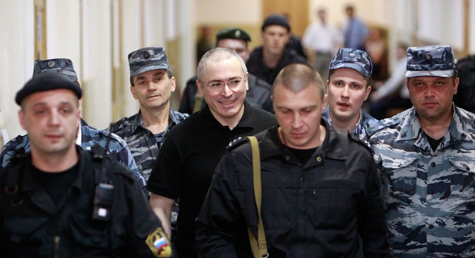 Le 31 mai 2005, dans le cadre de ce que l’on nomme « la première affaire Ioukos », M. Khodorkovski et son associé Platon Lebedev ont été condamnés dans cette affaire commune à 9 ans de prison chacun. Crédit : Reuters