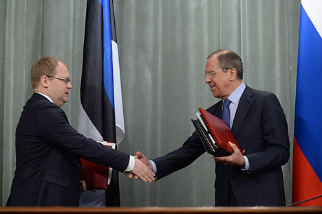 Le PM estonien Urmas Paet (à g.) et son homologue russe Sergueï Lavrov. Crédit : AFP / East News