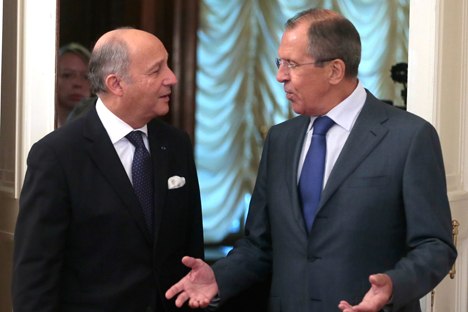 Sergueï Lavrov (à droite), chef de la diplomatie russe, et son homologue français Laurent Fabius. Crédit : Photoshot / Vostock-Photo