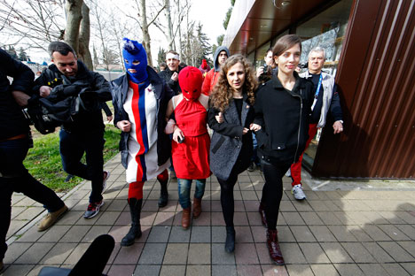 Maria Alekhina (2e à droit) et Nadejda Tolokonnikova (à droite) à Sotchi. Crédit : Reuters