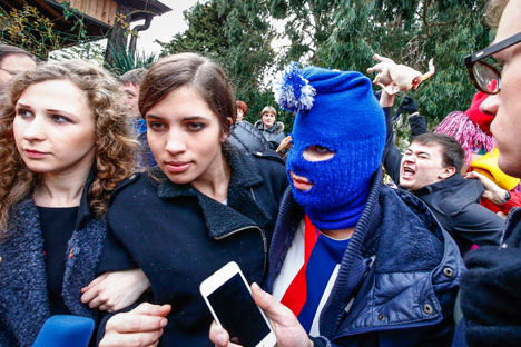 Maria Alekhina (à gauche) et Nadejda Tolokonnikova (2e à gauche) à Sotchi. Crédit : Reuters