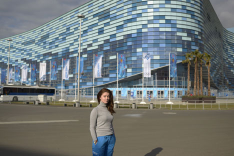 Une bénévole pose devant le stade olympique à Sotchi. Crédit : Mikhaïl Mordassov