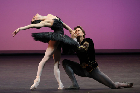 Anna Tsygankova et Matthew Golding sur la scène du Bolchoï. Crédit photo : PhotoXpress