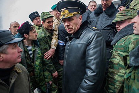 Le chef de la Flotte russe de la mer Noire Alexandre Vitko quitte le territoire de l’État-major de la Marine d'Ukraine. Crédit : AP