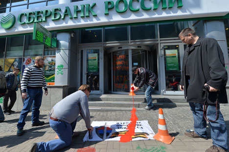 Le bâtiment du bureau central de Sberbank à Kiev a été recouvert de peinture : d'après les protestataires, la banque aurait des liens avec le financement des troubles dans l'est de l'Ukraine. Crédit photo : AFP / Eastnews