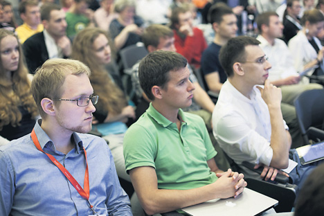 Les rencontres organisées dans le cadre du Tolstoy Startup Camp réunissent de nombreux jeunes entrepreneurs, comme ici. Crédit photo : Service de presse