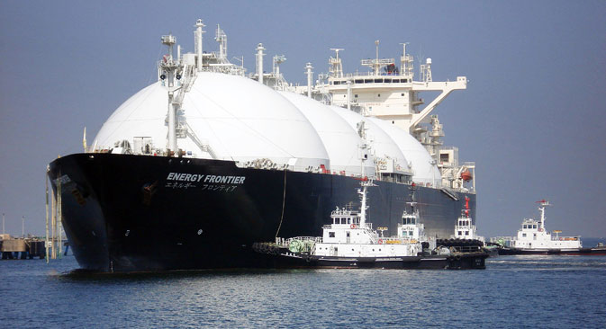 Un navire-citerne de gaz naturel liquéfié (GNL) arrive à la station de stockage de gaz de la ville de Sodegaura, dans la préfecture de Chiba, à l'est de Tokyo, pour la première cargaison de GNL de Sakhaline II, un projet de développement de gaz naturel à Sakhaline, en Russie. Crédit photo : AFP / Eastnews