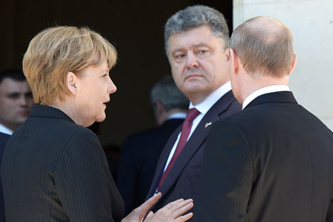 De gauche à droite : la chancelière allemande Angela Merkel, le président élu ukrainien Petro Porochenko et le président russe Vladimir Poutine lors d'une rencontre au château de Bénouville. Crédit : Alexeï Nikolski/RIA Novosti