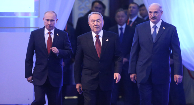 De g. à dr.: Vladimir Poutine, Noursoultan Nazarbaïev et Alexandre Loukachenko à Astana. Crédit : Konstantin Zavrajine/RG 