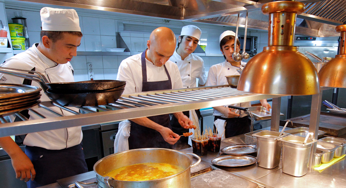 Der Mangel an ausländischen Lebensmittel fördert die Kreativität am Kochtopf. Foto: Anton Denissow/RIA Novosti